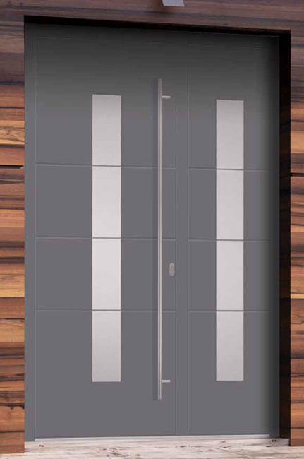 Porte d'entrée moderne en bois. Il y a des formes abstraites en verre blanc au milieu de la porte.